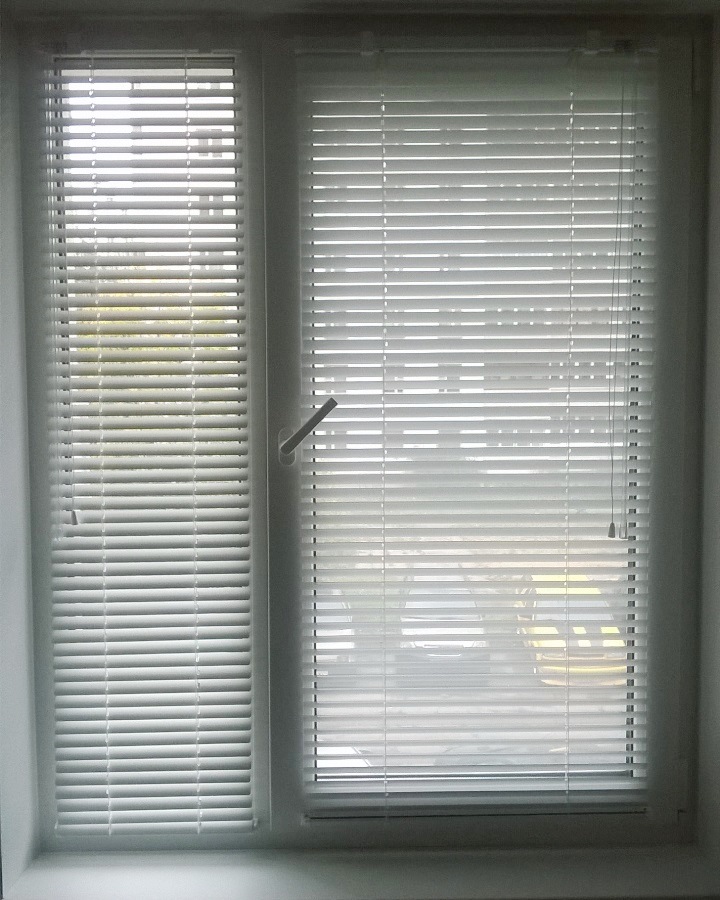 Жалюзи на окна с горизонтальными ламелями